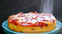 Фото приготовления рецепта: Сочный пирог с клубникой - шаг №11