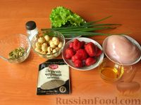 Фото приготовления рецепта: Салат с курицей, клубникой и маринованными шампиньонами - шаг №1
