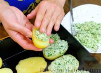 Фото приготовления рецепта: Запечённая картошка под ароматной сырной корочкой - шаг №6