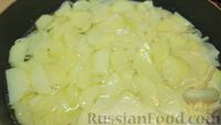 Фото приготовления рецепта: Испанская картофельная тортилья с луком - шаг №4