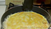 Фото приготовления рецепта: Испанская картофельная тортилья с луком - шаг №7