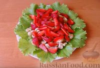 Фото приготовления рецепта: Салат с курицей, клубникой и маринованными шампиньонами - шаг №10