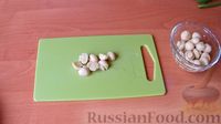 Фото приготовления рецепта: Салат с курицей, клубникой и маринованными шампиньонами - шаг №4