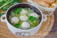 Фото к рецепту: Суп из молодой капусты с фрикадельками из индейки