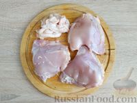 Фото приготовления рецепта: Курица, тушённая в сметанно-луковом соусе - шаг №2