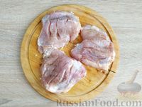 Фото приготовления рецепта: Курица, тушённая в сметанно-луковом соусе - шаг №3