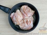 Фото приготовления рецепта: Курица, тушённая в сметанно-луковом соусе - шаг №4