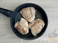 Фото приготовления рецепта: Курица, тушённая в сметанно-луковом соусе - шаг №5