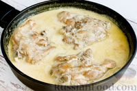 Фото приготовления рецепта: Курица, тушённая в сметанно-луковом соусе - шаг №13