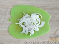 Фото приготовления рецепта: Салат с жареными крабовыми палочками, грибами и яйцами - шаг №6