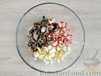 Фото приготовления рецепта: Салат с жареными крабовыми палочками, грибами и яйцами - шаг №10