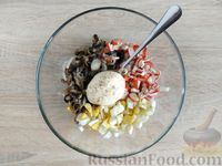 Фото приготовления рецепта: Салат с жареными крабовыми палочками, грибами и яйцами - шаг №11