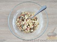Фото приготовления рецепта: Салат с жареными крабовыми палочками, грибами и яйцами - шаг №12