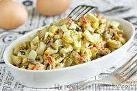 Фото приготовления рецепта: Салат с жареными крабовыми палочками, грибами и яйцами - шаг №13