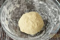 Фото приготовления рецепта: Отрывной пирог "Луковник" из дрожжевого теста на рисовом отваре - шаг №6