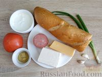 Фото приготовления рецепта: Багет, запечённый с колбасой, сыром и помидором - шаг №1