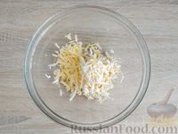 Фото приготовления рецепта: Багет, запечённый с колбасой, сыром и помидором - шаг №2