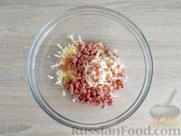 Фото приготовления рецепта: Крабовый салат с овощами, сыром и грецкими орехами - шаг №8