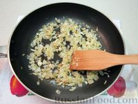 Фото приготовления рецепта: Сырный суп с фрикадельками, картофелем и вермишелью - шаг №2