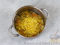 Фото приготовления рецепта: Кукурузный суп с копчёной грудинкой и сухариками - шаг №11