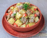 Фото к рецепту: Тушёная картошка с индейкой в сметанном соусе