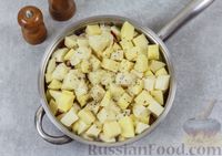 Фото приготовления рецепта: Тушёная картошка с индейкой в сметанном соусе - шаг №6