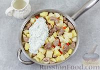 Фото приготовления рецепта: Тушёная картошка с индейкой в сметанном соусе - шаг №7