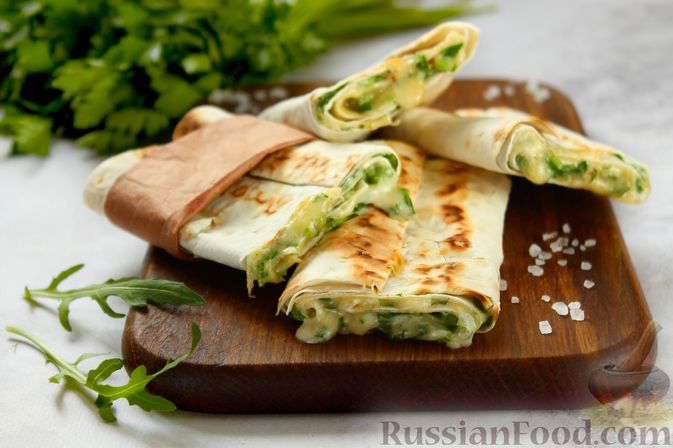 Кавказское блюдо Ёка из лаваша с сыром, яйцом и зеленью