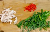 Фото приготовления рецепта: Корейские блинчики с курицей, зелёным луком и острым перцем - шаг №1