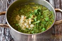Фото приготовления рецепта: Сырный суп с картофелем и щавелем - шаг №8