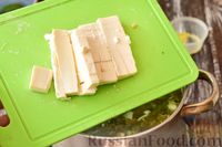 Фото приготовления рецепта: Сырный суп с картофелем и щавелем - шаг №9