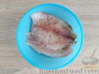 Фото приготовления рецепта: Рыба, запечённая с вермишелью и сыром - шаг №3