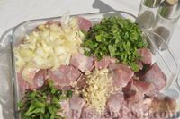 Фото приготовления рецепта: Шашлык из баранины в луковом маринаде с кинзой и мятой - шаг №7