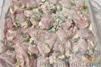 Фото приготовления рецепта: Шашлык из баранины в луковом маринаде с кинзой и мятой - шаг №9