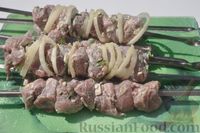 Фото приготовления рецепта: Шашлык из баранины в луковом маринаде с кинзой и мятой - шаг №10