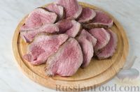 Фото приготовления рецепта: Отбивные из свинины, запечённые с крабовыми палочками, грибами и сыром - шаг №11