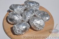 Фото приготовления рецепта: Запечённый картофель в фольге на углях - шаг №11