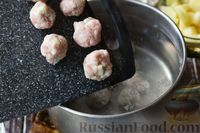 Фото приготовления рецепта: Суп с клецками, фрикадельками и картофелем - шаг №6