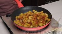 Фото приготовления рецепта: Жареная картошка на сливочном масле, с паприкой - шаг №7