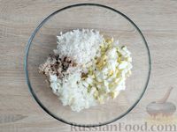 Фото приготовления рецепта: Салат с рыбными консервами, рисом и яйцами - шаг №8