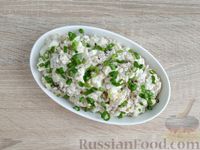 Фото приготовления рецепта: Салат с рыбными консервами, рисом и яйцами - шаг №12
