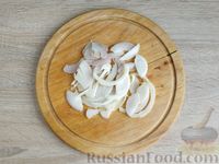 Фото приготовления рецепта: Кабачки с луком, тушенные в сметанно-чесночном соусе - шаг №6
