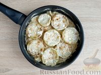 Фото приготовления рецепта: Кабачки с луком, тушенные в сметанно-чесночном соусе - шаг №11