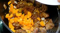 Фото приготовления рецепта: Нудли (штрудли) с тушёной картошкой и мясом - шаг №9