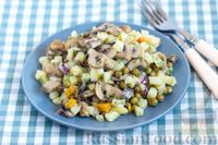 Фото к рецепту: Овощной салат с грибами и зеленым горошком