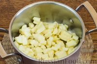 Фото приготовления рецепта: Сырный суп с лапшой и брокколи - шаг №2