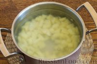 Фото приготовления рецепта: Сырный суп с лапшой и брокколи - шаг №3