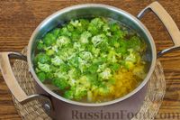 Фото приготовления рецепта: Сырный суп с лапшой и брокколи - шаг №7