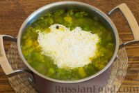 Фото приготовления рецепта: Сырный суп с лапшой и брокколи - шаг №9