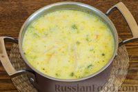 Фото приготовления рецепта: Сырный суп с лапшой и брокколи - шаг №10